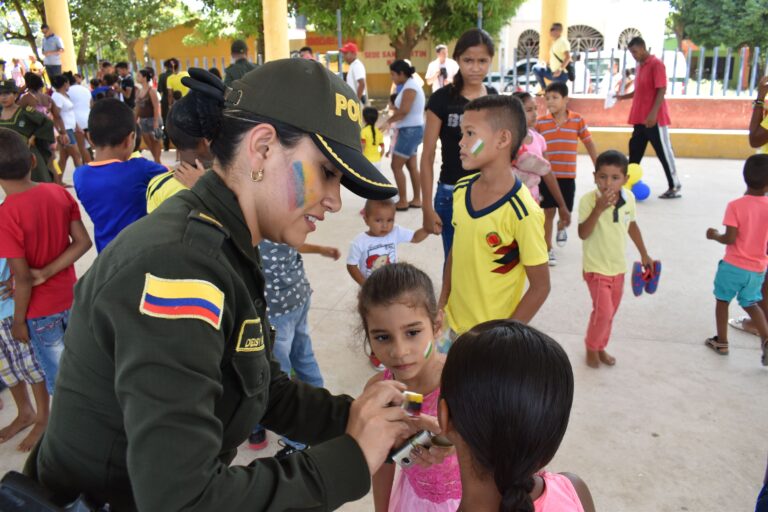 La policia Comunitaria y su gran coazón con los niños de Bogotá